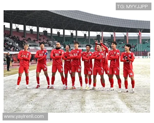 足球明星们的魅力瞬间与激情氛围感照片展现球场的热血与梦想