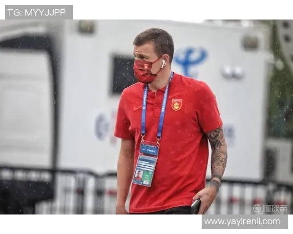 足球明星佩戴口罩展现帅气风范引发球迷热议与关注